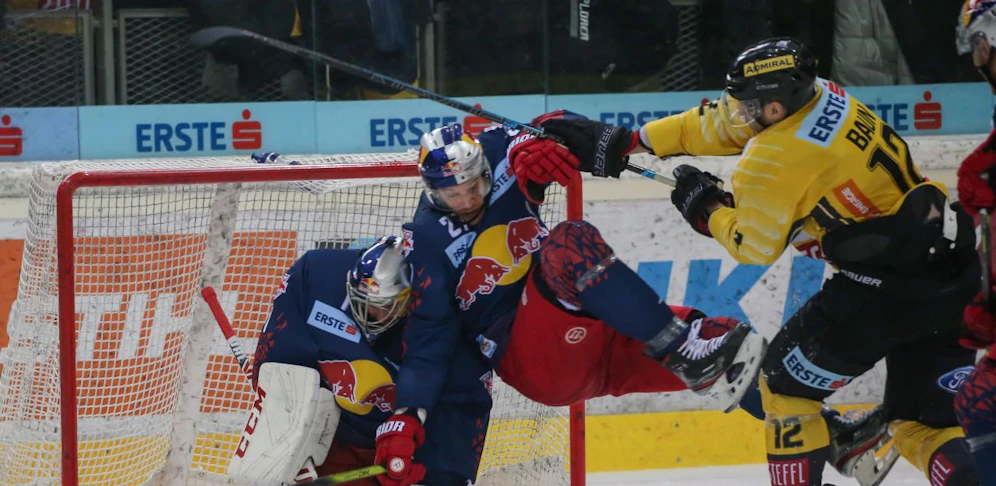 Die spusu Vienna Capitals in Action: Knapp 400 Euro kosten die Stöcke. Ihre Produktion in China steht still. 