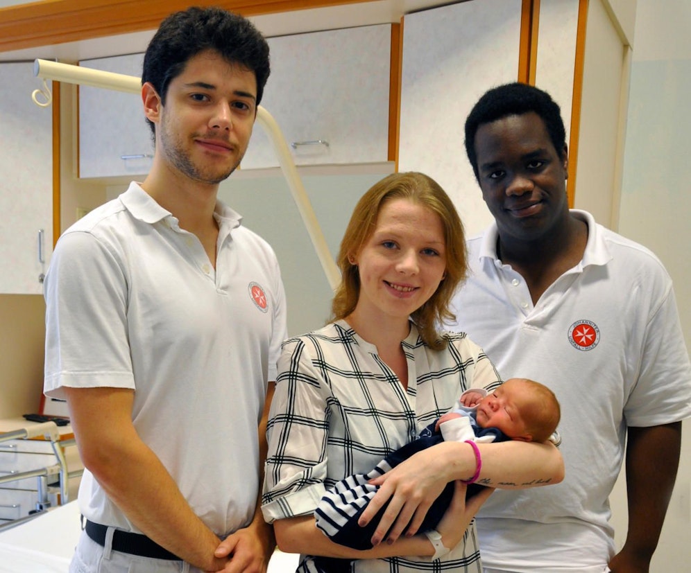 Mama Jessica und Sohn Noah wohlauf nach ihrer unerwarteten Hausgeburt.