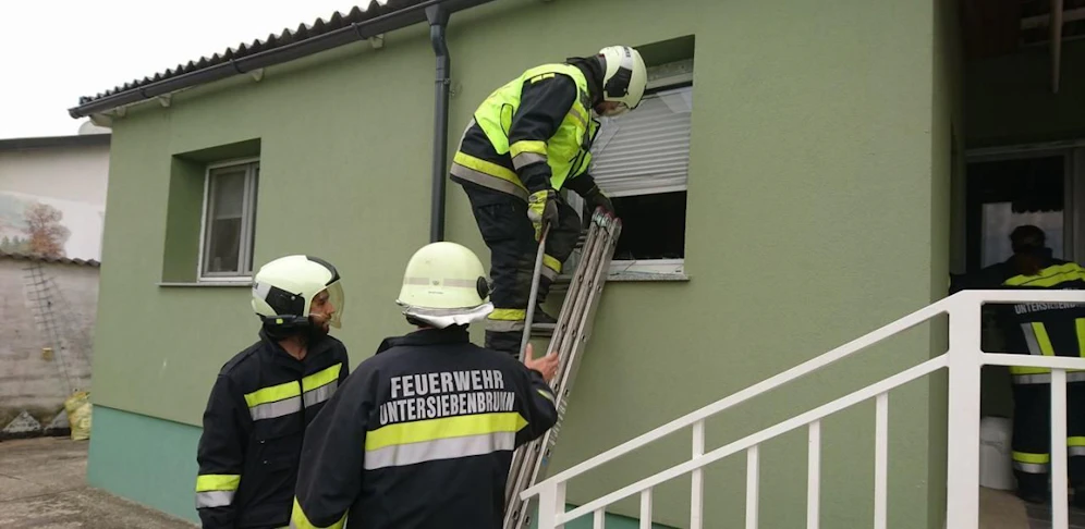 Die Silberhelme verschafften sich Zugang zum Inneren des Hauses, indem sie eine Fensterscheibe einschlugen.