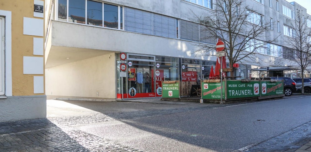 Die brutalen Szenen spielten sich vor einem Lokal in Traun ab.