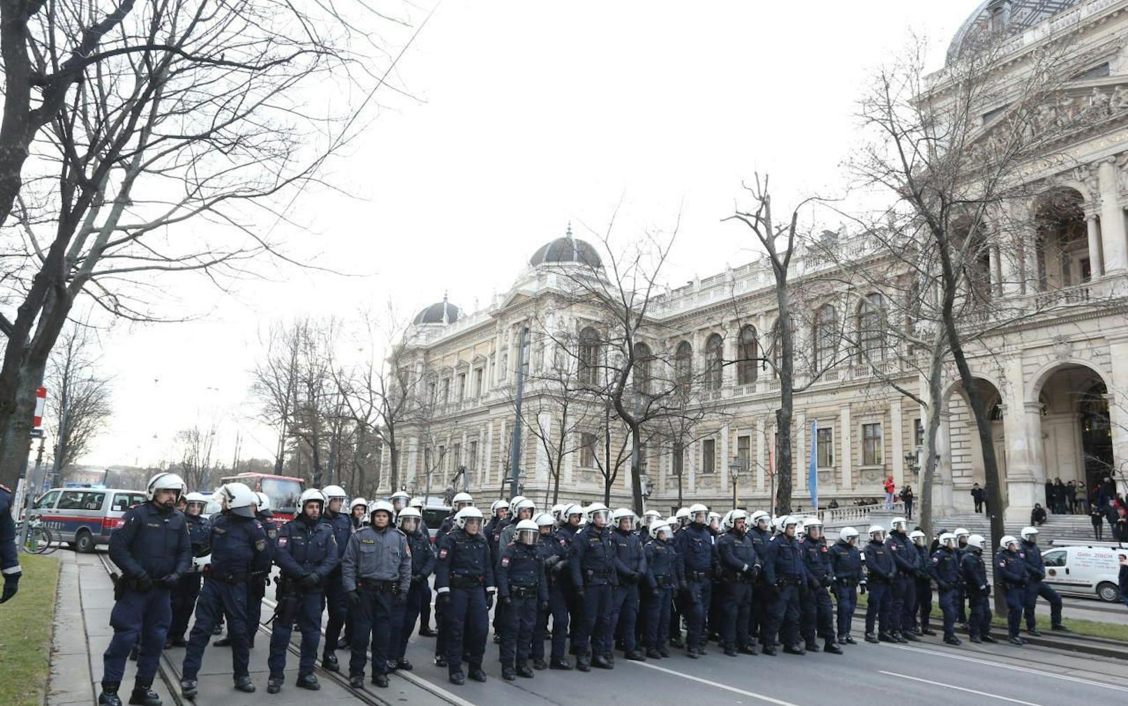 Polizei-Einsatz bei der Donnerstagsdemonstration.
