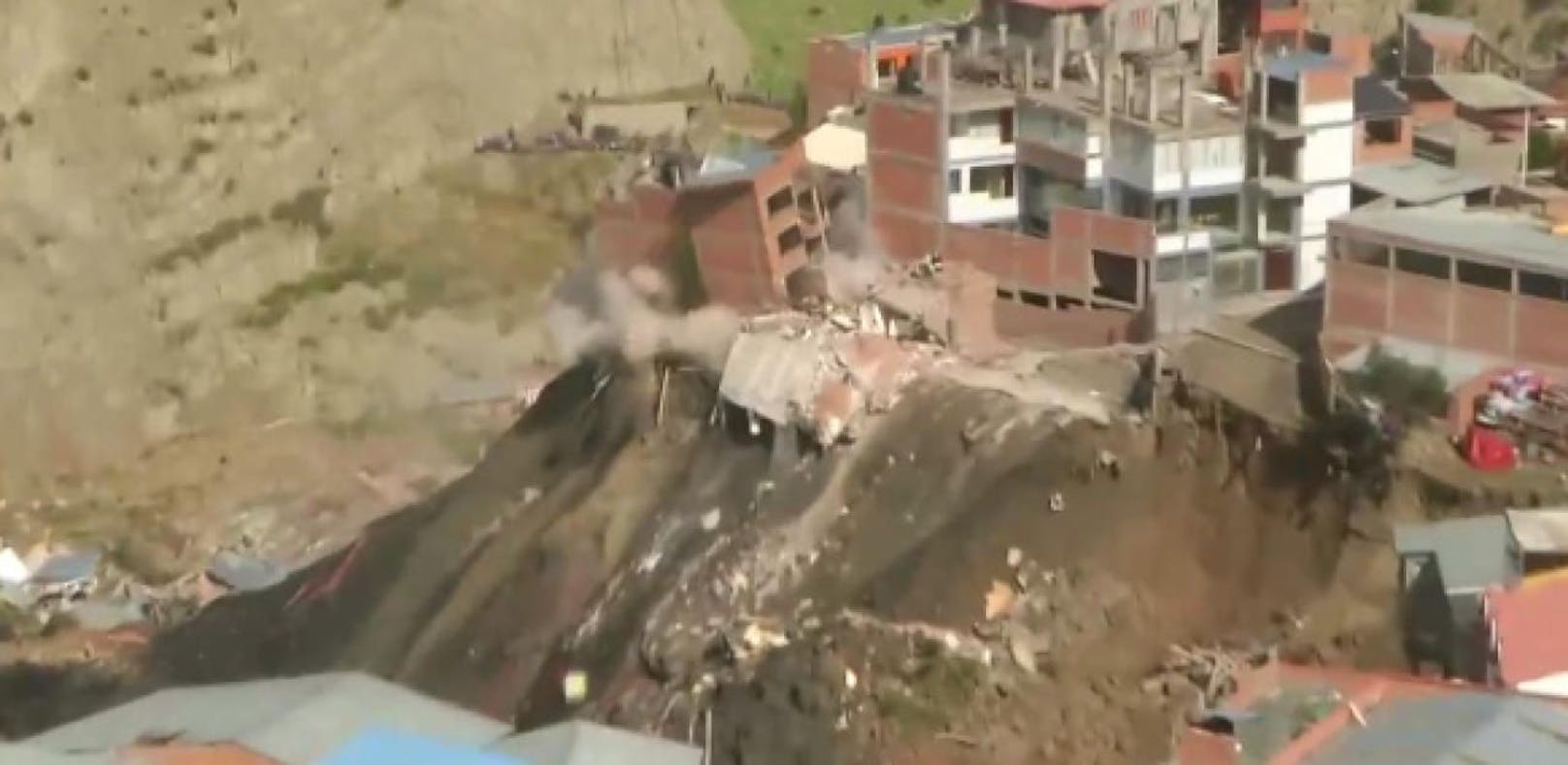 Erdrutsch reißt 17 Häuser in die Tiefe