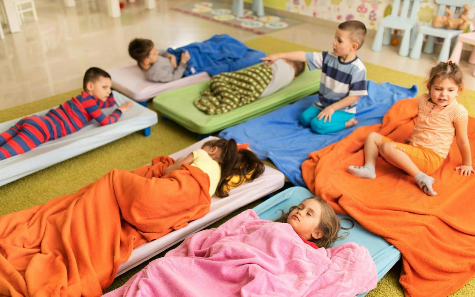 Kinder sollen in Zukunft im Kindergarten schlafen können. Credit:  iStock Symbolfoto