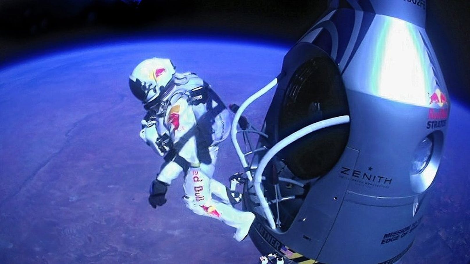 Weltweites Aufseher erregte auch der Stratosphären-Sprung von Felix Baumgartner – "Red Bull Stratos". Am 14. Oktober 2012 flog der Salzburger mit einem Helium-Ballon in die Höhe von 38.969,4 Metern und sprang mit einem Fallschirm zur Erde.