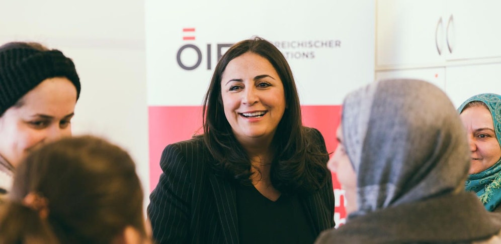 Islamexpertin Düzen Tekkal besucht einen Integrationskurs des Österreichischen Integrationsfonds.