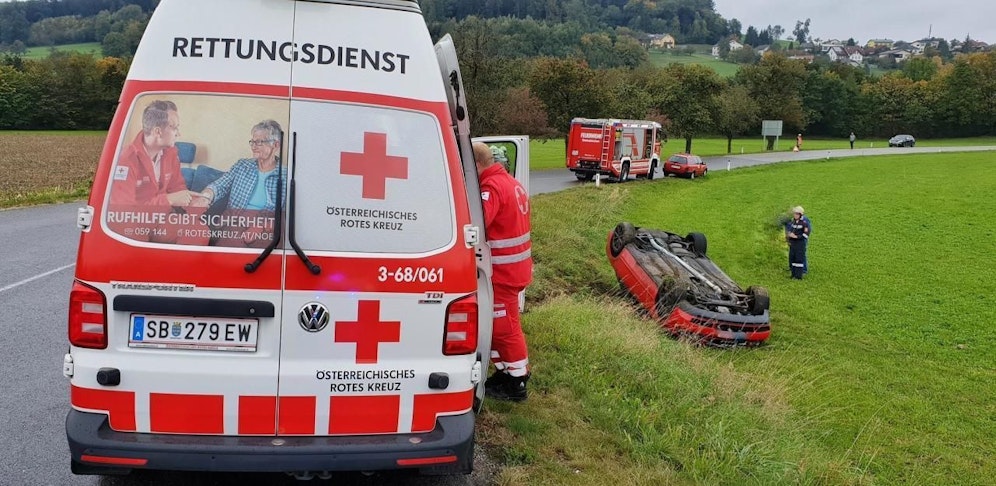 Das Auto blieb am Dach liegen.