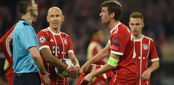 Thomas Müller rutscht die Kapitänsbinde von Bayern München hinunter.