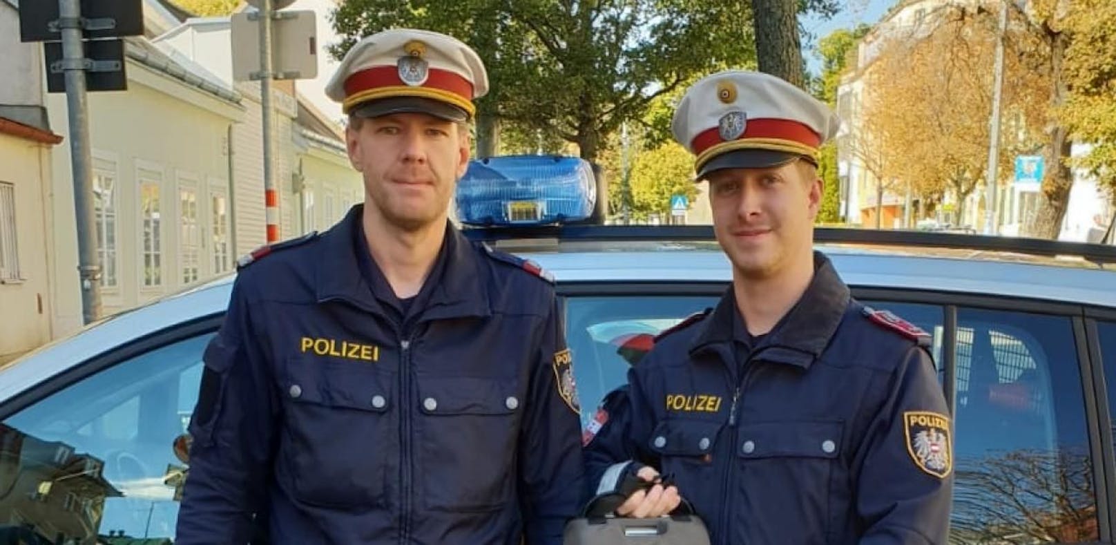 Zwei Beamte der Polizeiinspektion Gersthofer Straße konnten der Joggerin zu Hilfe kommen