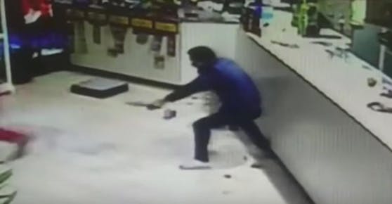 Keine Angst vor Pistolen: Der Lokalbesitzer greift mit einem Messer in der Hand die bewaffneten Räuber an. 