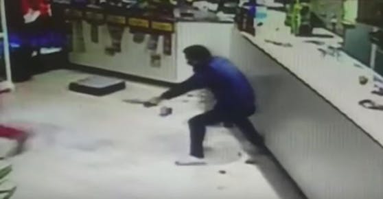 Keine Angst vor Pistolen: Der Lokalbesitzer greift mit einem Messer in der Hand die bewaffneten Räuber an.
