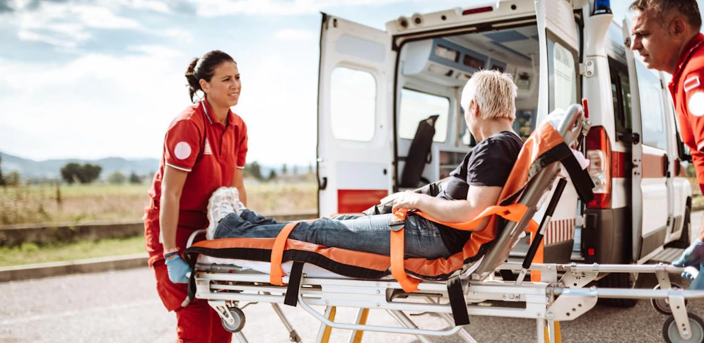Seit der Novelle des Krankentransport-Gesetzes müssen Patienten teils stundenlange warten. Nach einem Runden Tisch mit allen Akteuren soll nun eine Lösung gefunden werden. 