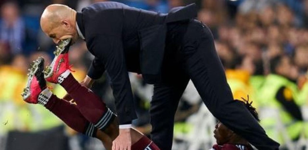 Zidane "frisst" den Schuh eines Gegners - ein Bild für die Ewigkeit!