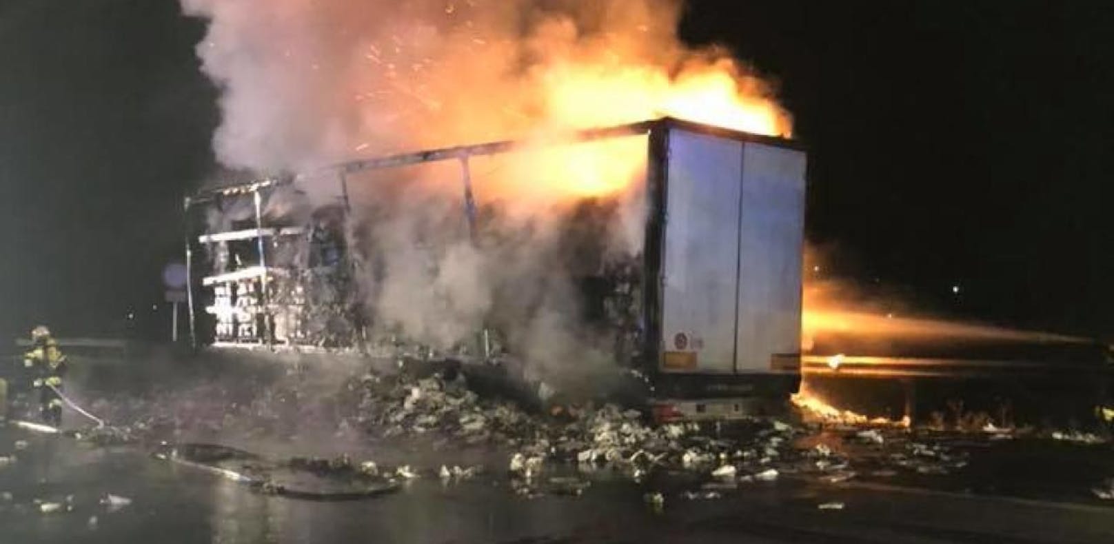 Papier-Laster brannte nach Reifenplatzer aus