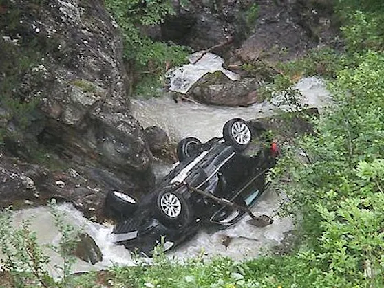 Auto St rzte ber 50 Meter In Bach sterreich Heute at