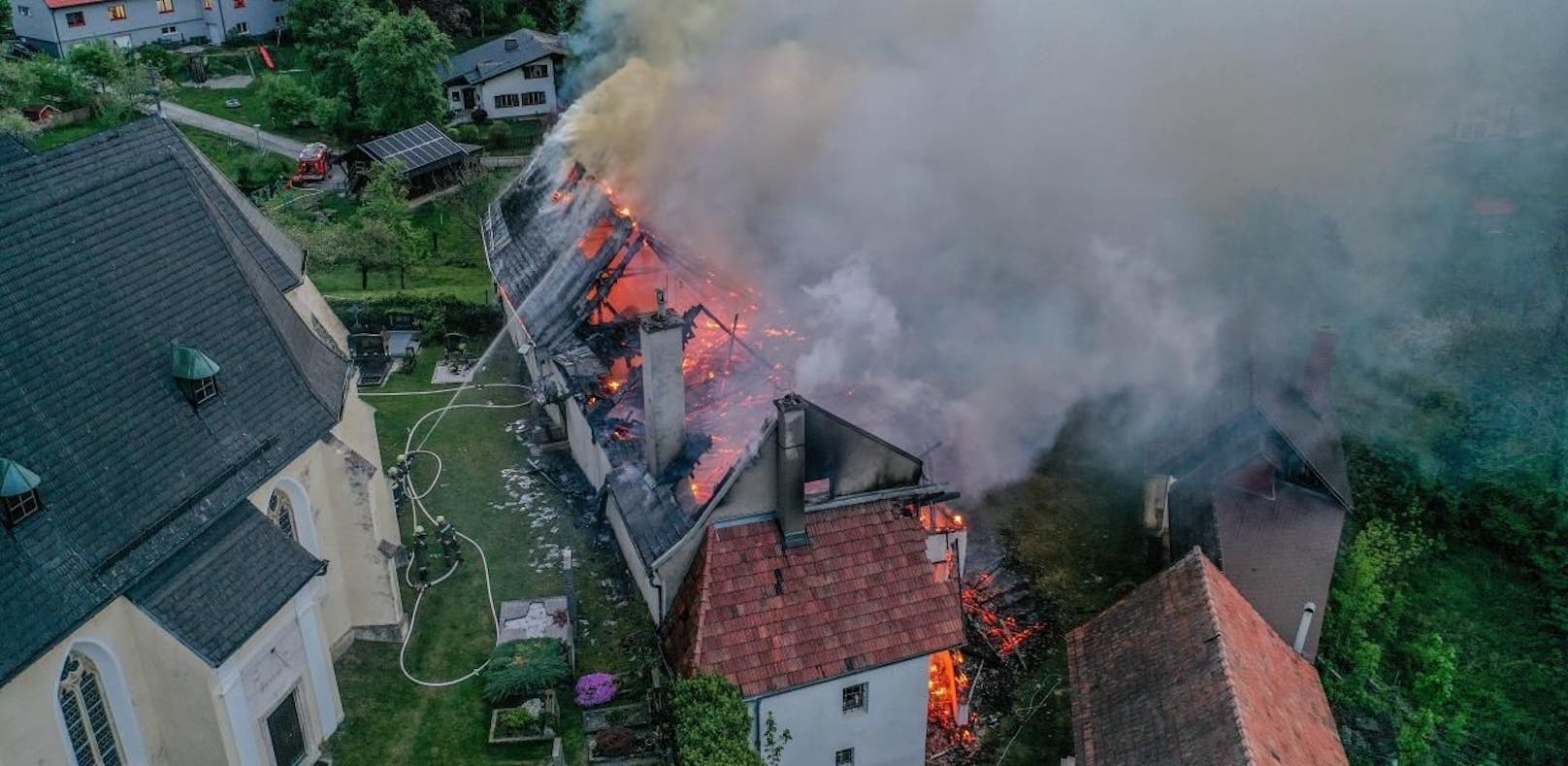 Großbrand im Pfarrhof: Die Feuerwehr löschte.