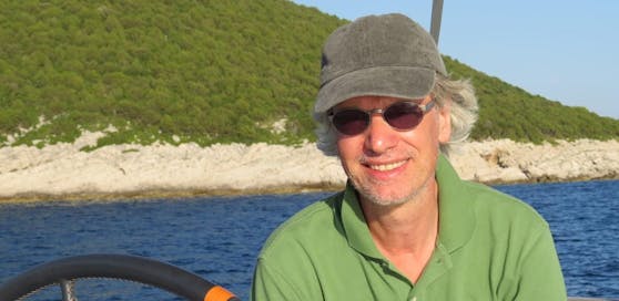 Segler Sebastian Kummer auf hoher See.
