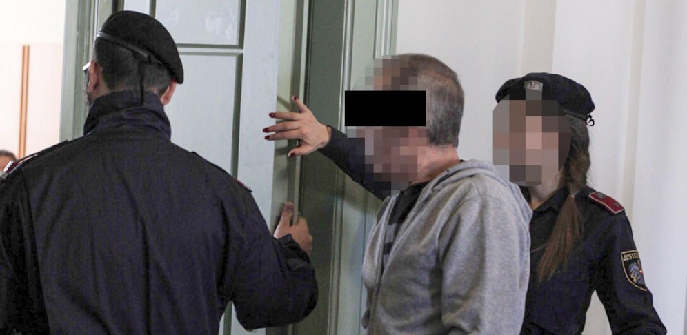 Der Angeklagte am Weg in den Gerichtsaal.