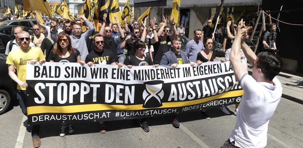 Ein Aufmarsch der rechtsextremen "Identitären" in Wien im Jahre 2015. Die rechte Verschwörungstheorie vom "Großen Austausch" ist ein zentrales Element der Ideologie des Christchurch-Attentäters.