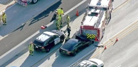 Ein Tesla, der in den USA auf der Autobahn ein Feuerwehrauto gerammt hatte.