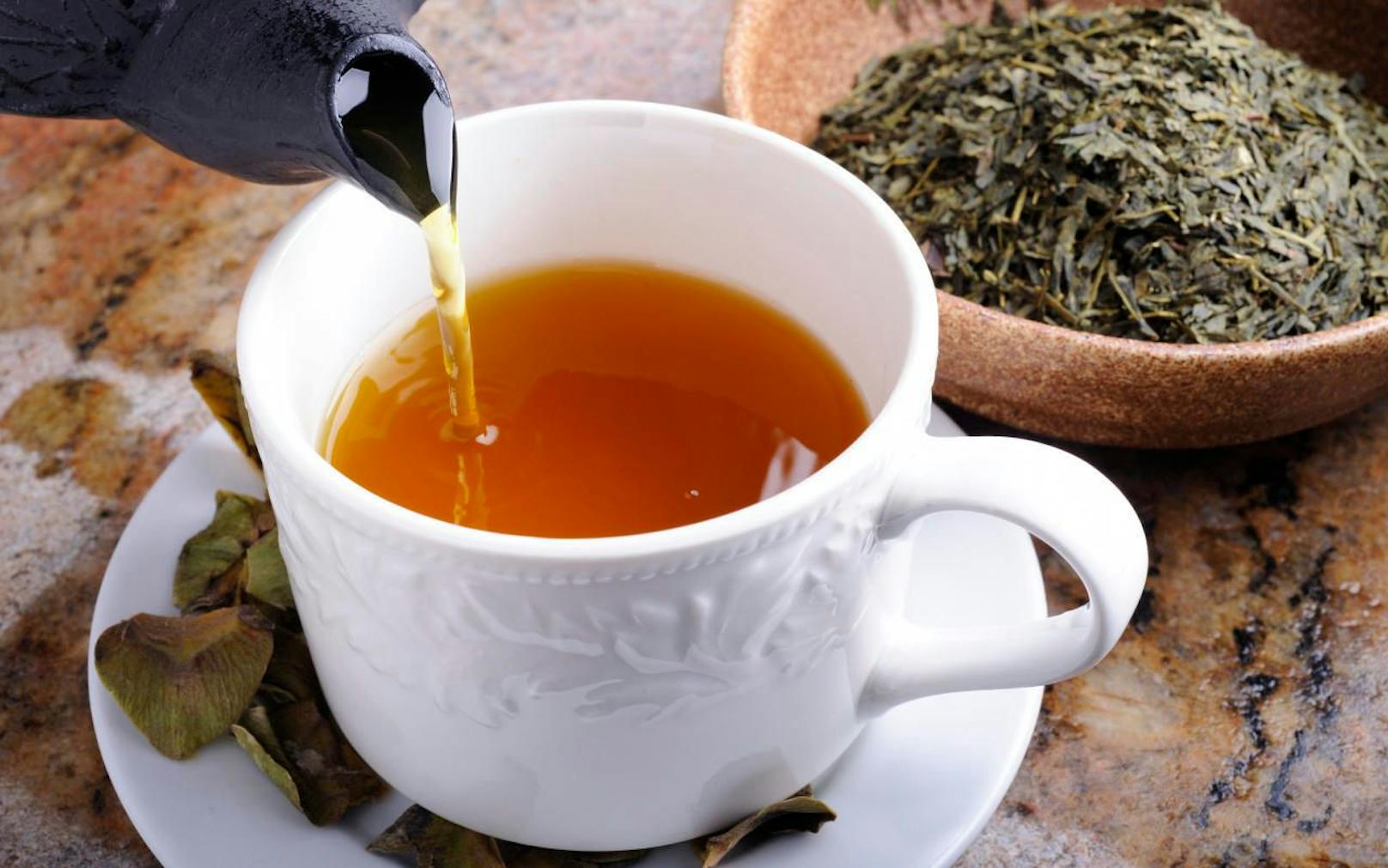 Schon eine heiße Tasse Tee am Tag soll das Risiko minimieren.