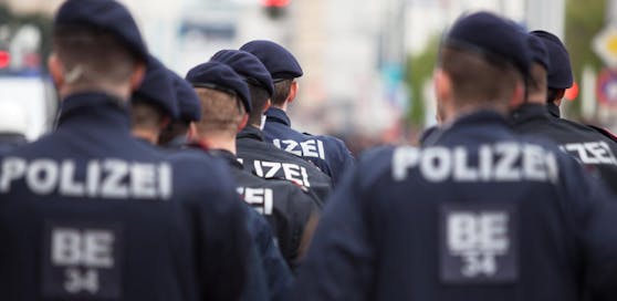 Zwei Beamte der Polizei wurden bei einem Vorfall in Wien-Liesing attackiert und verletzt.