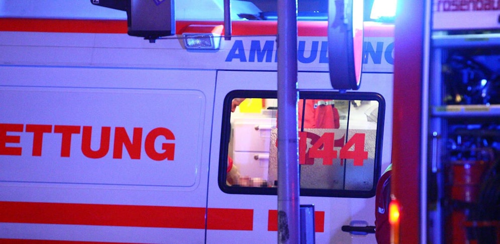 Die Frau und die beiden fünfjährigen Kinder wurden ins Krankenhaus gebracht. (Symbolbild)