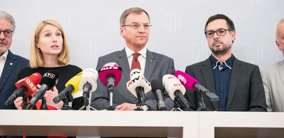 LH Thomas Stelzer, Gesundheitsreferentin Christine Haberlander und Landessanitätsdirektor Georg Palmisano sind im Krisenstab.