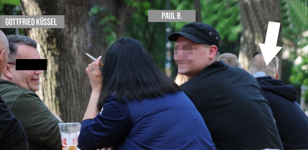Der mittlerweile entlassene rechtsextreme Security K.-C. (rechts) im Kreis der österreichischen Neonazis Gottfried Küssel (li.) und Paul B. (mi.).