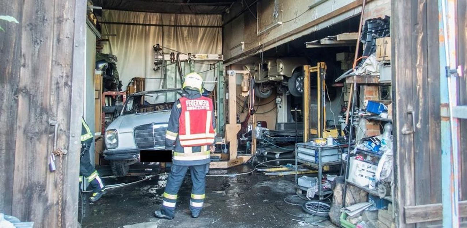 8 Feuerwehren bei Brand in Oldtimer-Werkstatt