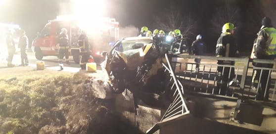 Das Auto wurde beim Aufprall völlig demoliert.