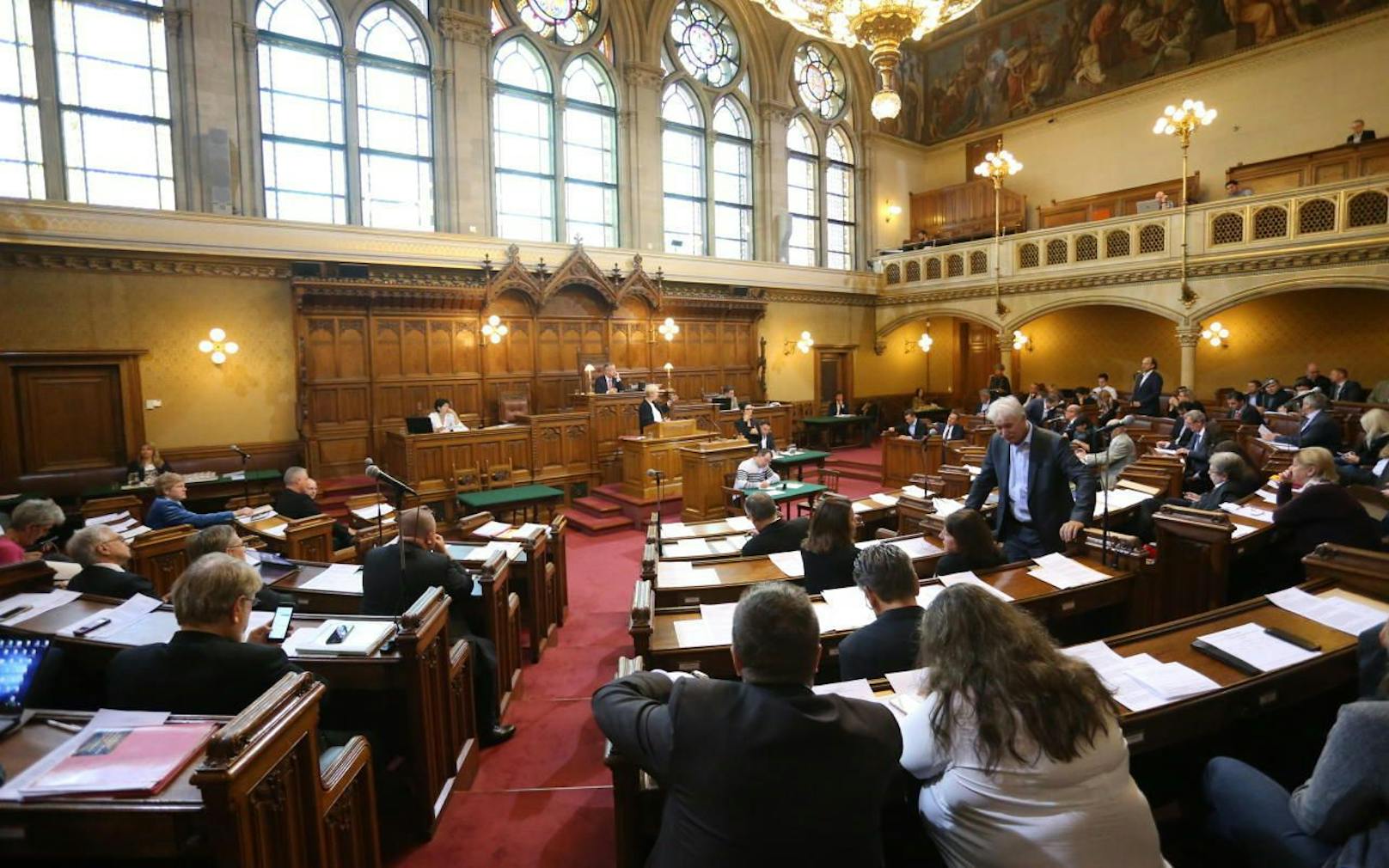 So dicht aneinander werden die Abgeordneten am Donnerstag nicht im Rathaus Platz nehmen. 