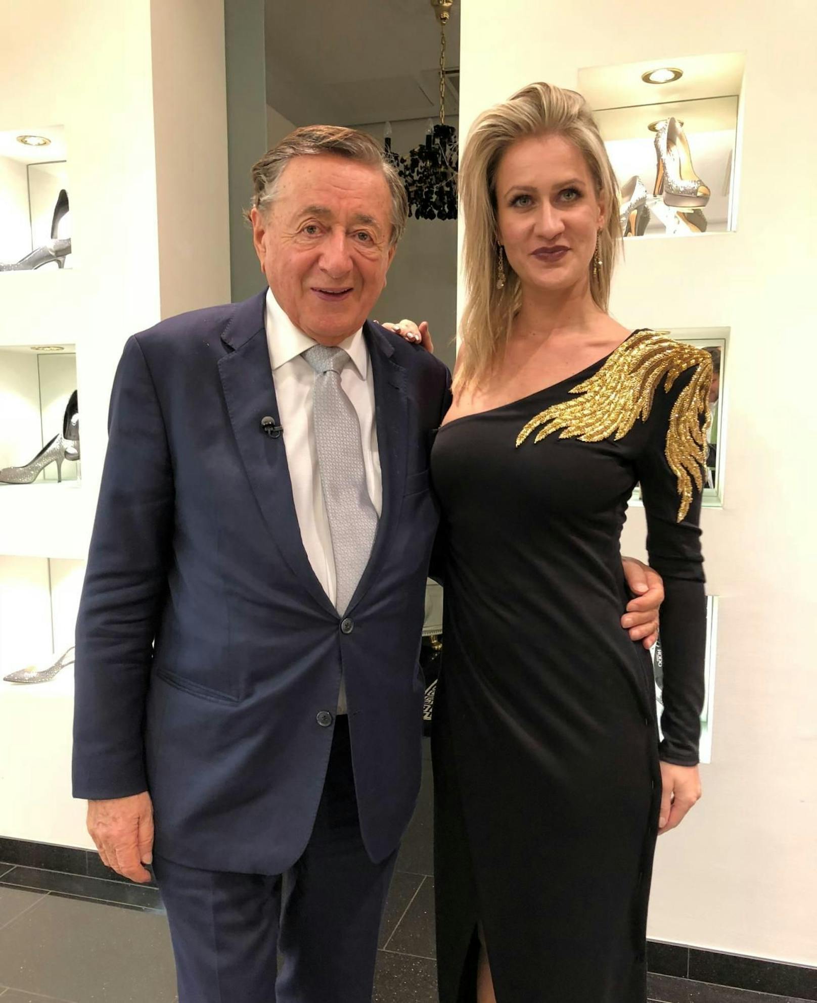 Richard Lugner kaufte seiner Begleitung Simona ein Balmain-Kleid um 2.900 Euro.