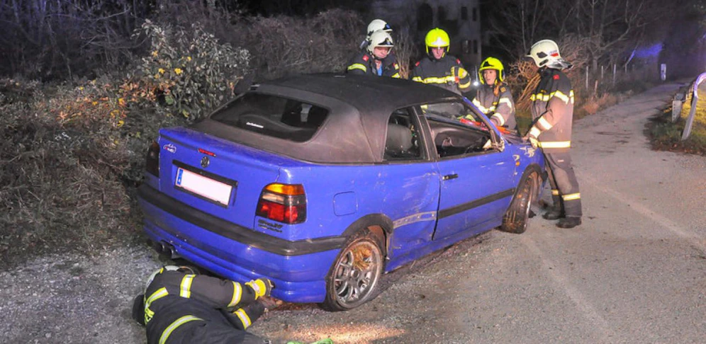 Die Feuerwehr bei der Bergung. 