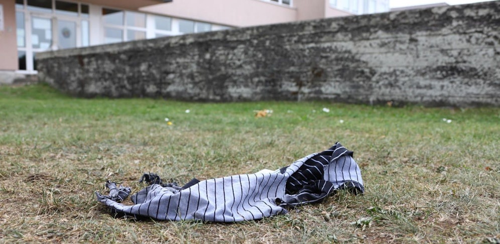 Die Unterhose des Jugendlichen zeugt von der Tat.