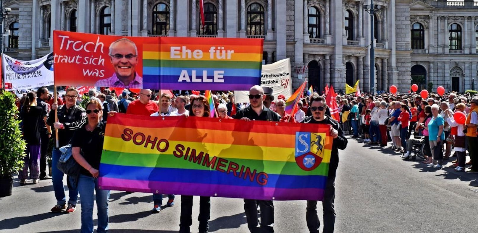 Die Ehe für Alle wurde auch beim traditionellen Mai Aufmarsch der SPÖ in Wien gefordert. (Im Bild: die SoHo-Simmering)