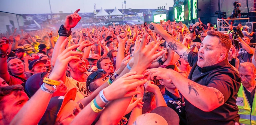 Täter schnitten Umhängetaschen und Rucksäcke im Gedränge auf, stahlen Handys und Geldbörsen.