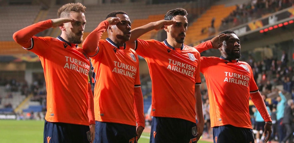 Irfan Can Kahveci salutiert, auch Robinho macht mit.