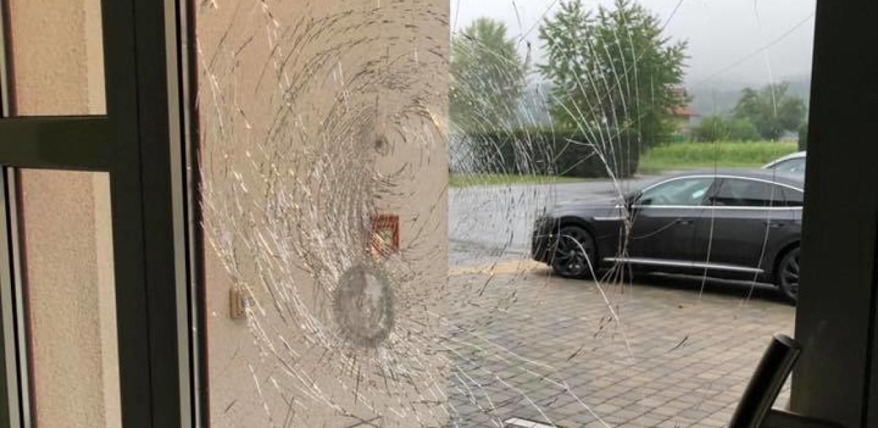 Heute.at - Teenager stachen Reifen auf und zerstörten Scheibe