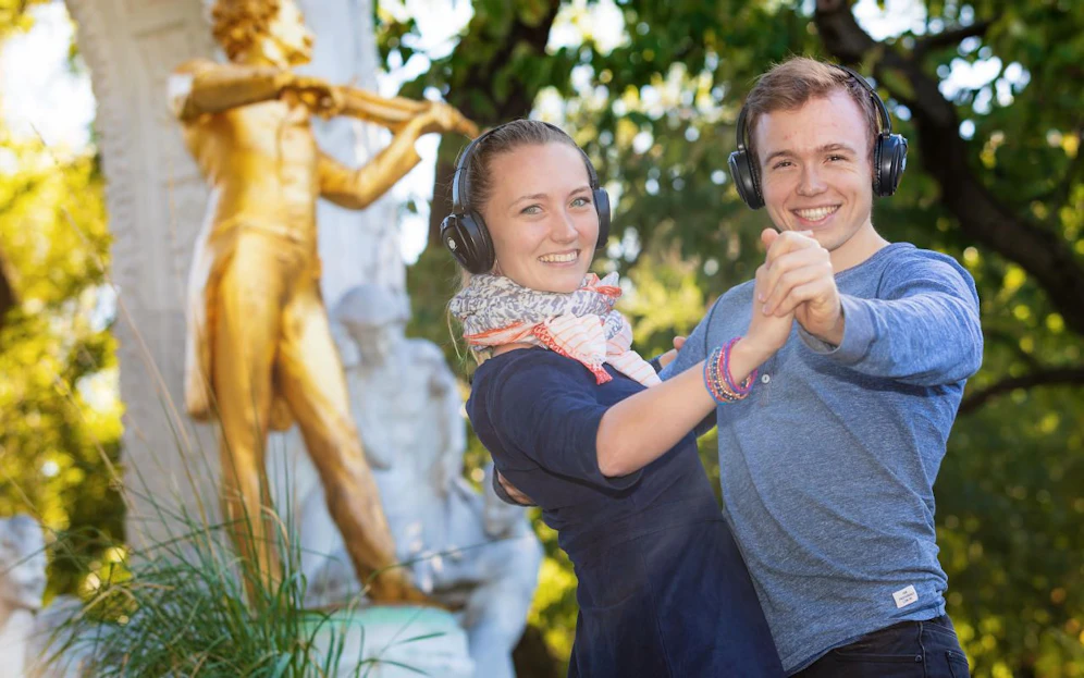 Die Wiener Tanzschulen laden zum Silent Waltz in den Stadtpark.