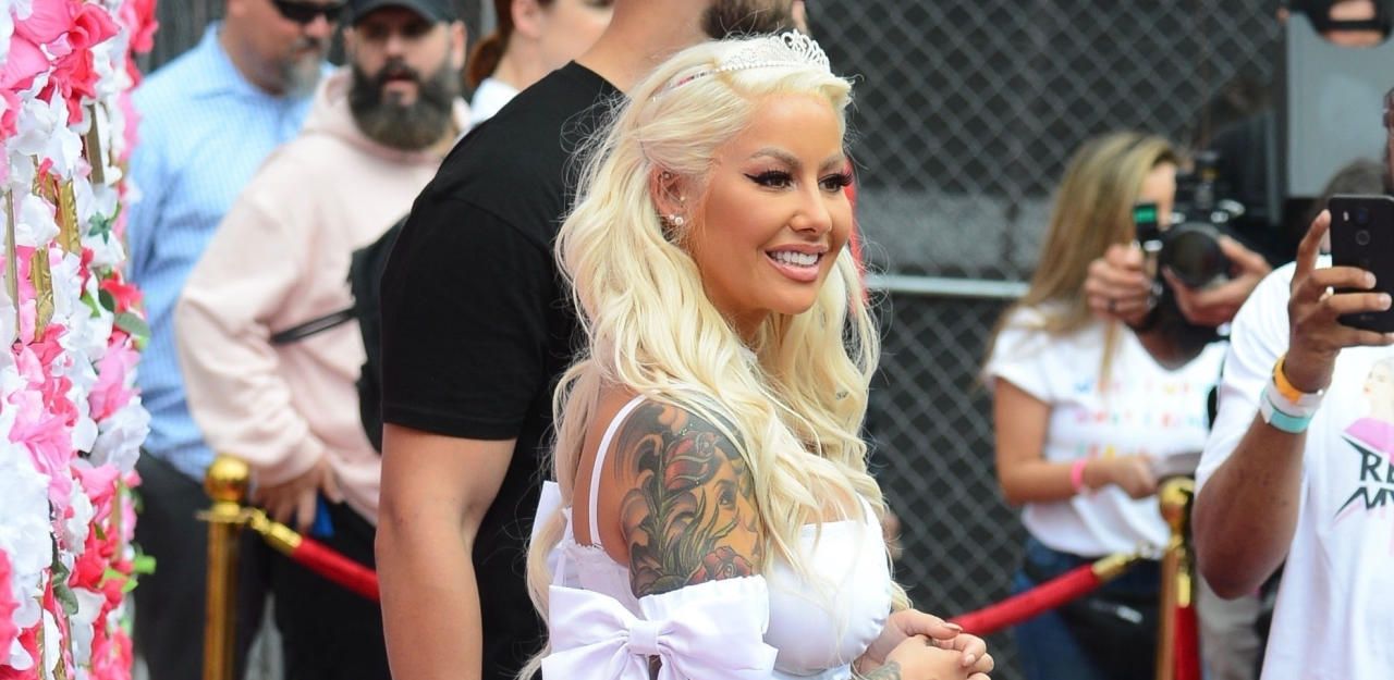Heute.at - Amber Rose bittet als Braut zum Slut Walk