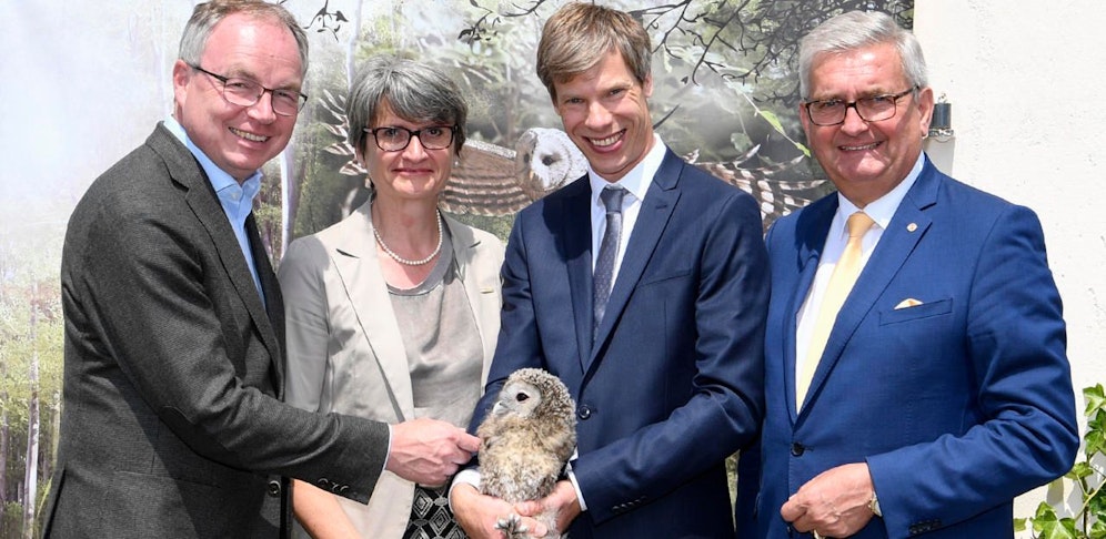 LH-Stellvertreter Stephan Pernkopf, die Rektorin der Vetmeduni Vienna Petra Winter, Projektleiter Richard Zink und Bürgermeister Alfred Riedl (Grafenwörth) gemeinsam mit einem Habichtskauz.