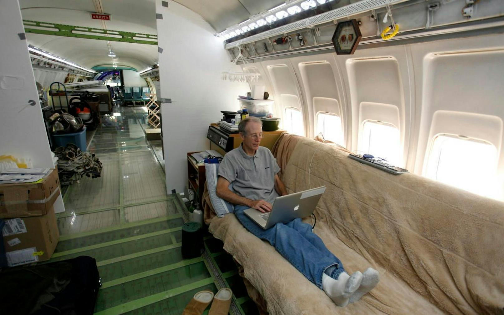 Alle an Bord? Klar, Bruce Campbell ist da, der Pensionist ist der einzige (Flug-)Gast der griechischen Boeing. 