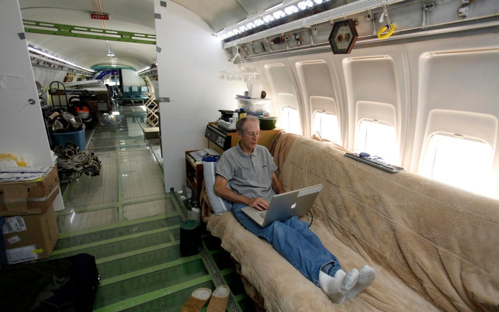 Alle an Bord? Klar, Bruce Campbell ist da, der Pensionist ist der einzige (Flug-)Gast der griechischen Boeing. 