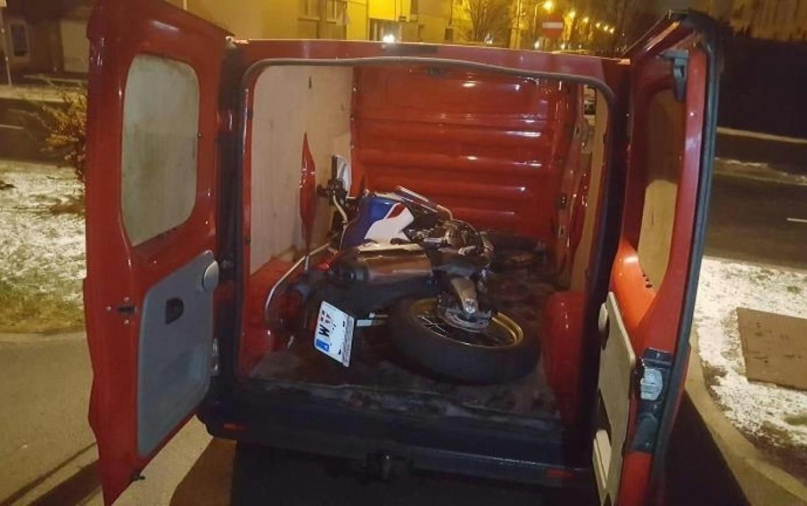 Gestohlenes Motorrad im roten Kastenwagen, des Duos