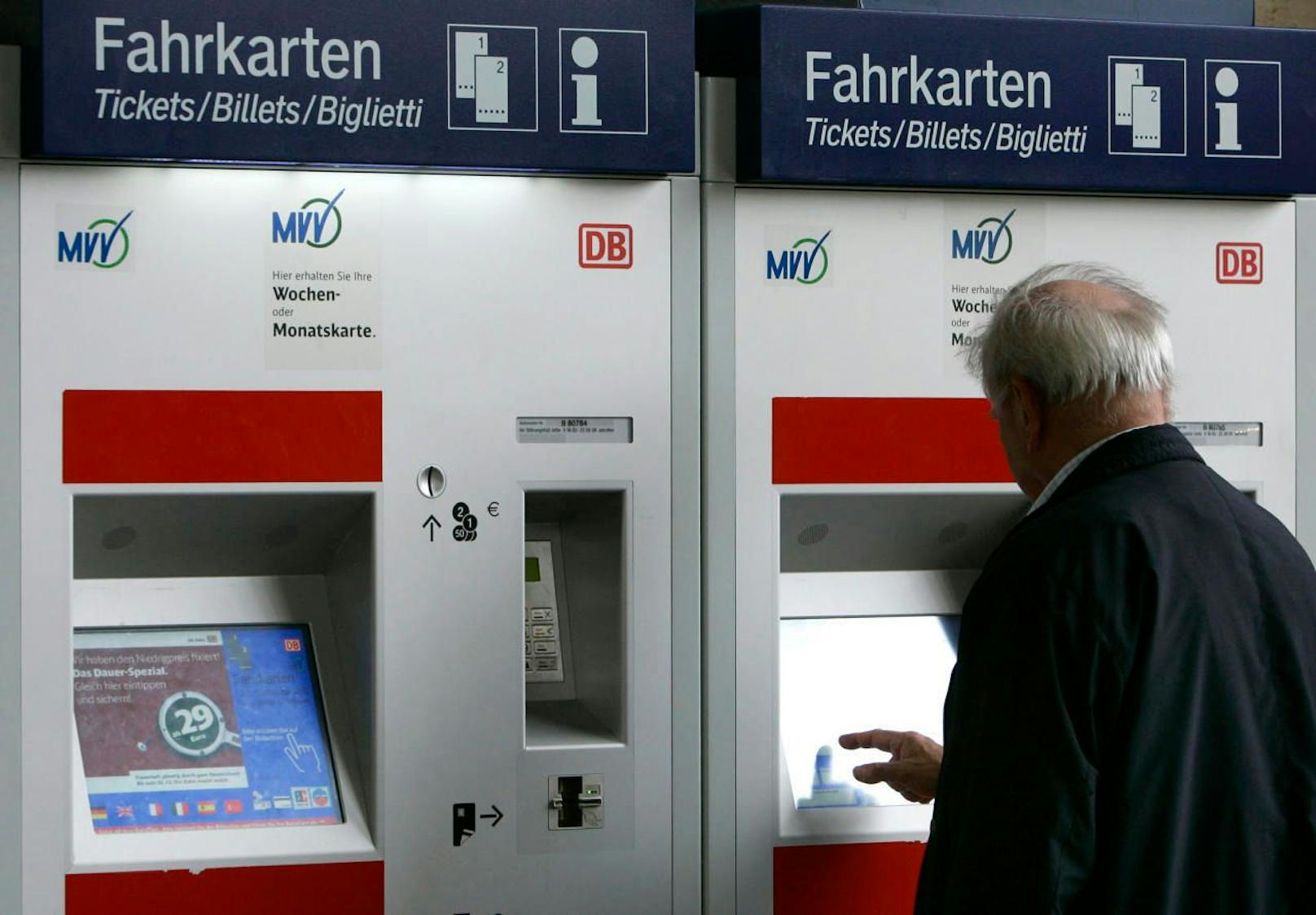 Ein Reisender kauft einen Fahrschein an einem Automaten am Bahnhof München. Archivbild, 2007.