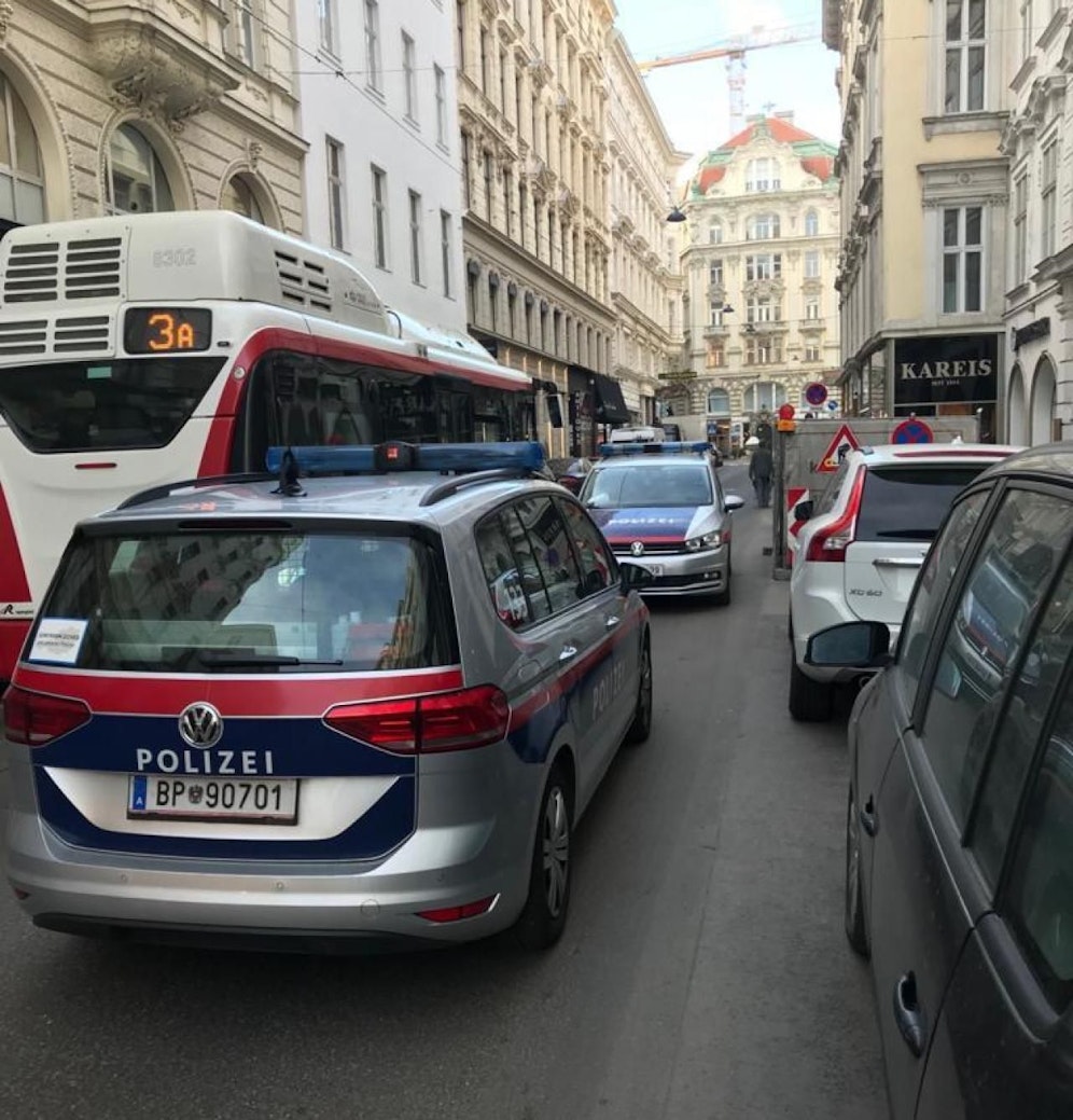 Polizei-Einsatz bei einem Juwelier am Tuchlauben (Innere Stadt).