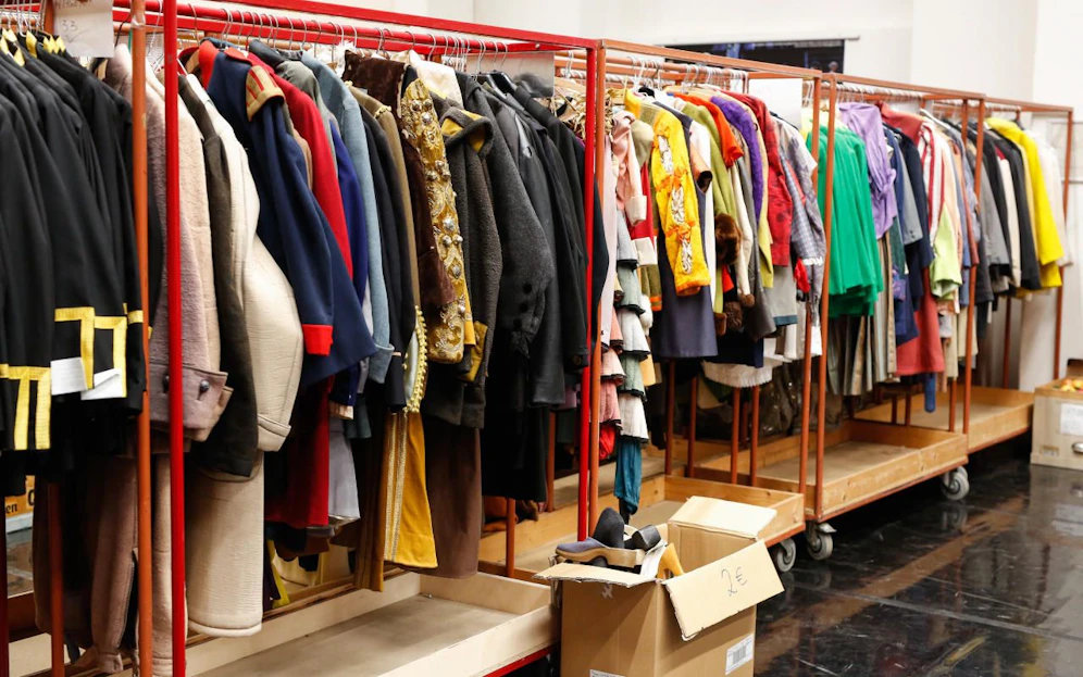 Bei Kostüm-Flohmarkt der Volksoper Wien gibt es buntes, ausgefallenes und opulentes zu günstigen Preisen. 
