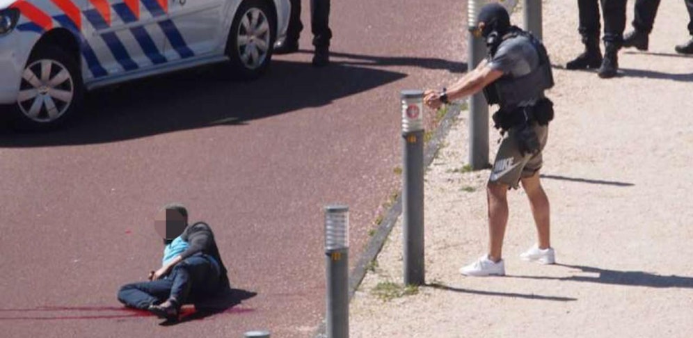 Der Messermann verletzte mehrere Passanten, bevor er von Polizisten mit einem Schuss ins Bein gestoppt wurde.