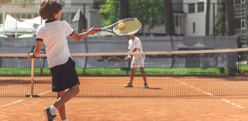 Weil ein Bub (10) bei einem Tennisturnier verloren hat, soll eine Mutter ihn geschlagen haben. Ein Oberösterreicher ging dazwischen. (Symbolfoto)