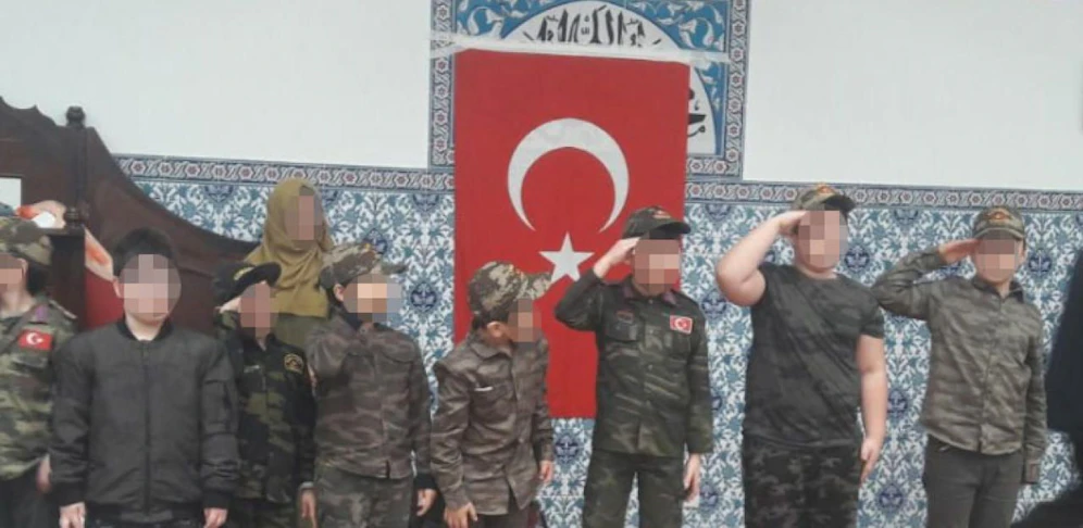 In der von ATIB betriebenen Moschee in der Brigittenauer Dammstraße mussten Kinder in Militäruniformen und mit türkischen Flaggen exerzieren. Kleine Mädchen mussten dabei Kopftuch tragen. 